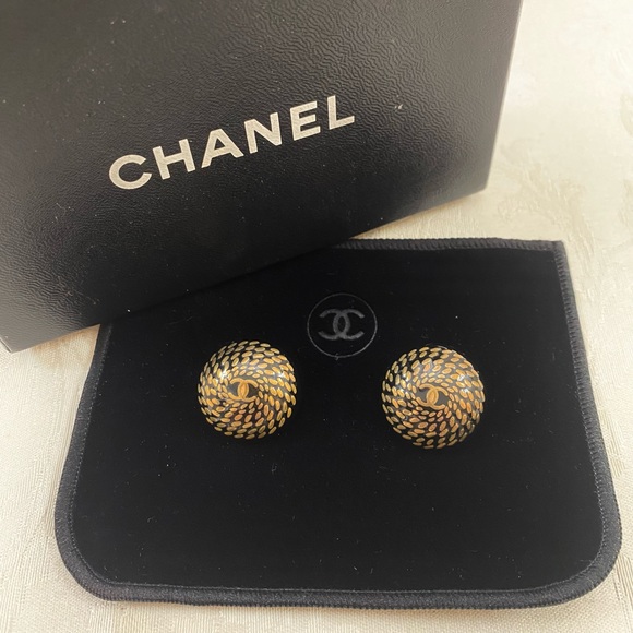 ๐ Chanel CC Gold tone earrings, in Box - Picture 1 of 6